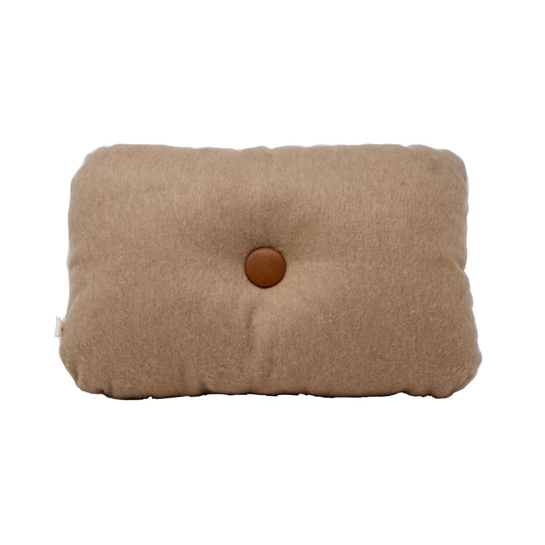 Coussin Rectangulaire Aux Angles Arrondis en Drap de Laine Camel et Boutons Recouverts Cuir Couleur 