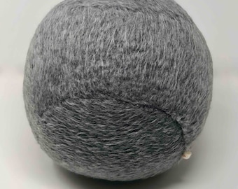 Minimalistisches rundes BOULE-Kissen, handgefertigt in FRANKREICH, aus recycelter mausgrauer WOLLE, 25 cm Durchmesser, gepolstert mit Polyesterfüllung