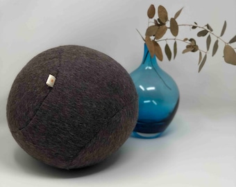 Minimalistisches rundes BOULE-Kissen, handgefertigt in FRANKREICH, aus recycelter schokoladenbrauner WOLLE, 20 cm Durchmesser, gepolstert mit Polyesterfüllung