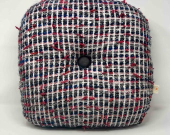 Abgerundetes quadratisches Kissen RECYCELTE WOLLE rot/schwarzer Tweed Maison Haute-Couture, handgefertigt in FRANKREICH, 45x45cm, Schafwolle, Lederknopf