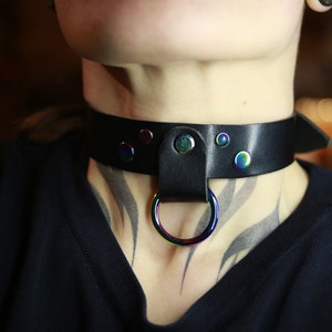 Cuello único NEGRO con detalles iridiscentes, con grabado personalizado: hecho de cuero reciclado imagen 1