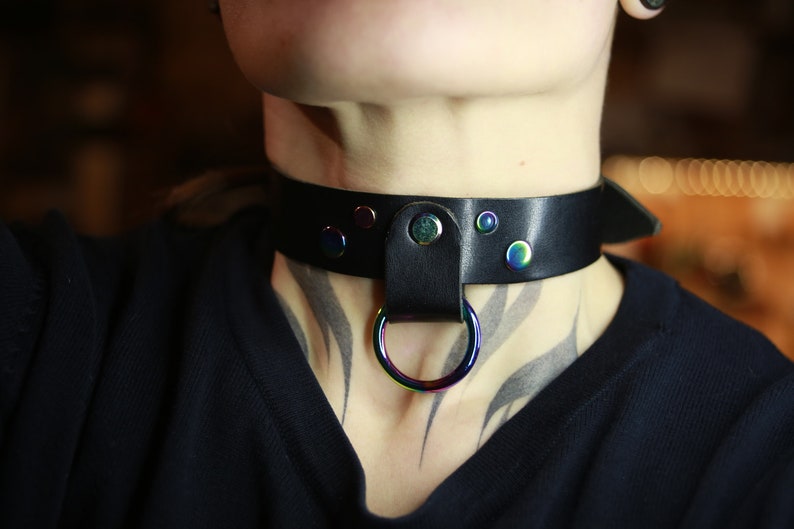 Cuello único NEGRO con detalles iridiscentes, con grabado personalizado: hecho de cuero reciclado imagen 1