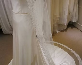 Velo de novia hecho con el mejor tul y acabado con un hermoso encaje de Guipure marfil de velo blanco de la capilla de la catedral