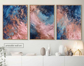 Peut inclure: Ensemble de trois tableaux abstraits. Chaque tableau présente un fond bleu et rose avec des accents de paillettes dorées. Les tableaux sont encadrés d'or.