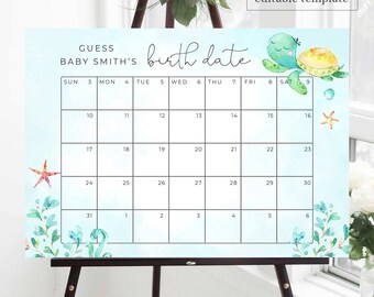 Puede incluir: Calendario de baby shower azul claro con el texto "GUESS BABY SMITH'S birth date". El calendario presenta una tortuga, estrellas de mar y plantas acuáticas. El calendario se muestra en un caballete de madera.