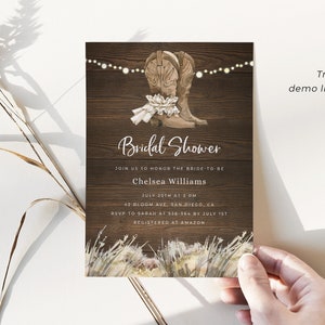 Pode incluir: Um fundo de madeira marrom r&uacute;stico com um par de botas de cowboy marrons com detalhes de renda branca. As botas s&atilde;o decoradas com uma corda de luzes brancas. O texto "Bridal Shower" &eacute; escrito em uma fonte cursiva. O texto "Join us to honor the bride-to-be Chelsea Williams" &eacute; escrito em uma fonte preta. O texto "July 25th at 2 PM 42 Bloom Ave, San Diego, CA RSVP to Sarah at 536-364 by July 1st Registered at Amazon" &eacute; escrito em uma fonte preta menor.