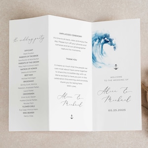 Può includere: Un programma di nozze a tre pieghe con un design a onde acquerellate in tonalità blu. Il programma include la festa di nozze, i dettagli della cerimonia e un messaggio di ringraziamento. Il testo "Benvenuti al matrimonio di Alice e Michael 05.25.2025" è stampato sulla parte anteriore.