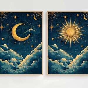 K&ouml;nnte beinhalten: Zwei gerahmte Drucke mit einem himmlischen Thema. Der linke Druck zeigt einen Halbmond mit Sternen auf einem dunkelblauen Hintergrund mit wei&szlig;en Wolken. Der rechte Druck zeigt eine Sonne mit Strahlen auf einem dunkelblauen Hintergrund mit wei&szlig;en Wolken.
