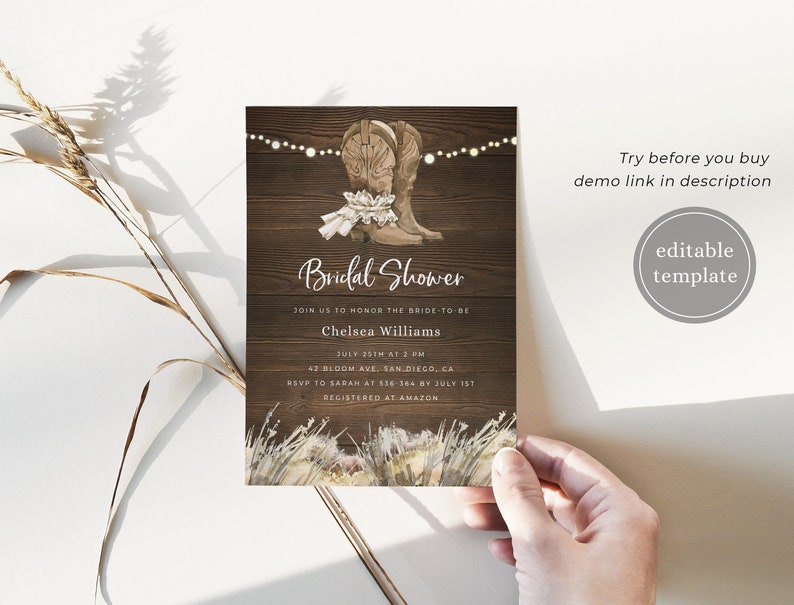 Pode incluir: Um fundo de madeira marrom r&uacute;stico com um par de botas de cowboy marrons com detalhes de renda branca. As botas s&atilde;o decoradas com uma corda de luzes brancas. O texto "Bridal Shower" &eacute; escrito em uma fonte cursiva. O texto "Join us to honor the bride-to-be Chelsea Williams" &eacute; escrito em uma fonte preta. O texto "July 25th at 2 PM 42 Bloom Ave, San Diego, CA RSVP to Sarah at 536-364 by July 1st Registered at Amazon" &eacute; escrito em uma fonte preta menor.