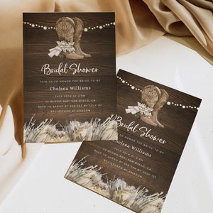 Pode incluir: Um fundo de madeira r&uacute;stico com uma corda de luzes e um par de botas de cowboy marrons com uma sobreposi&ccedil;&atilde;o de renda branca. O texto "Bridal Shower" &eacute; escrito em uma fonte branca de escrita com o nome da noiva, a data, a hora e as informa&ccedil;&otilde;es de localiza&ccedil;&atilde;o abaixo. O texto "RSVP to Sarah at 536-364 by July 1st" e "Registered at Amazon" tamb&eacute;m est&atilde;o inclu&iacute;dos.