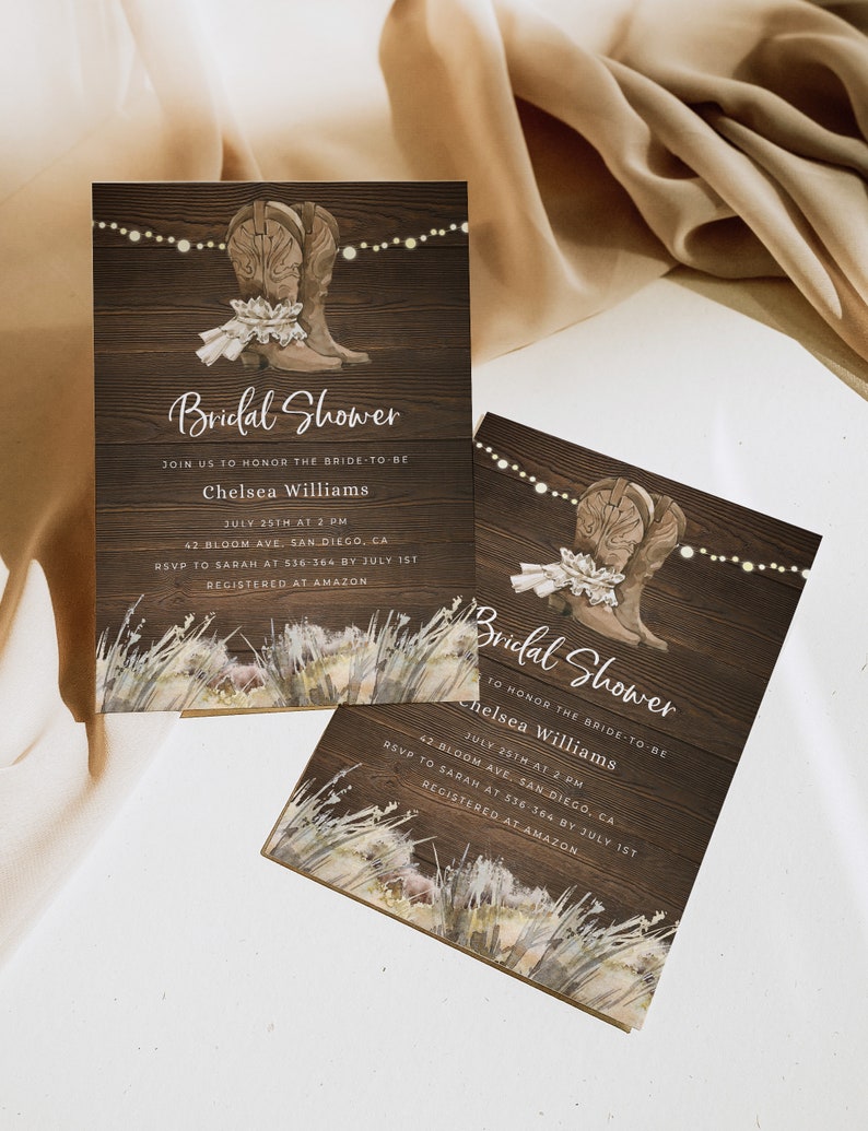 Pode incluir: Um fundo de madeira r&uacute;stico com uma corda de luzes e um par de botas de cowboy marrons com uma sobreposi&ccedil;&atilde;o de renda branca. O texto "Bridal Shower" &eacute; escrito em uma fonte branca de escrita com o nome da noiva, a data, a hora e as informa&ccedil;&otilde;es de localiza&ccedil;&atilde;o abaixo. O texto "RSVP to Sarah at 536-364 by July 1st" e "Registered at Amazon" tamb&eacute;m est&atilde;o inclu&iacute;dos.