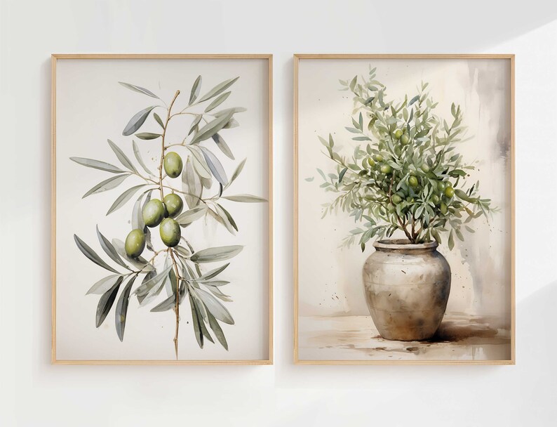 Peut inclure: Deux peintures &agrave; l'aquarelle encadr&eacute;es de branches d'olivier. La peinture de gauche montre une seule branche avec des olives vertes. La peinture de droite montre un olivier en pot avec des olives vertes.