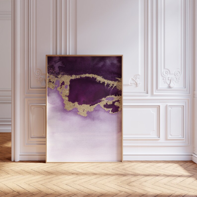 Puede incluir: Impresi&oacute;n de arte abstracto con un dise&ntilde;o de acuarela p&uacute;rpura y dorado. La impresi&oacute;n est&aacute; enmarcada en un marco fino y dorado.