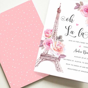 Op de afbeelding: Een baby shower uitnodiging met een roze en wit bloemenontwerp met de Eiffeltoren. De tekst luidt "Oh La La" en bevat details over het evenement, inclusief de datum, tijd, locatie, RSVP-informatie en registratiegegevens.