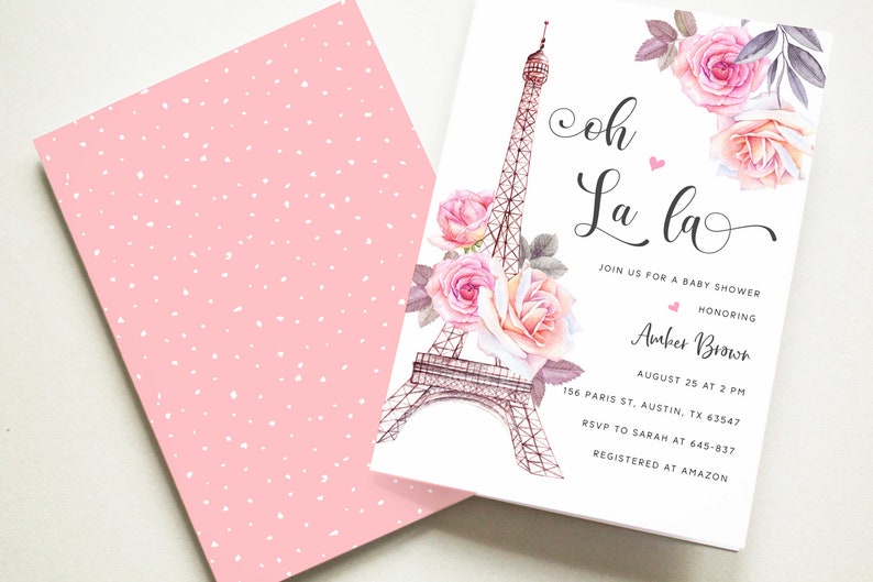 Op de afbeelding: Een baby shower uitnodiging met een roze en wit bloemenontwerp met de Eiffeltoren. De tekst luidt "Oh La La" en bevat details over het evenement, inclusief de datum, tijd, locatie, RSVP-informatie en registratiegegevens.