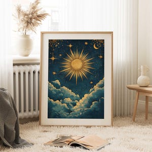 K&ouml;nnte beinhalten: Ein gerahmter Druck mit Vintage-&Auml;sthetik, der eine gro&szlig;e goldene Sonne mit strahlenden Strahlen vor einem dunkelblauen Hintergrund mit wei&szlig;en Wolken und Sternen zeigt.