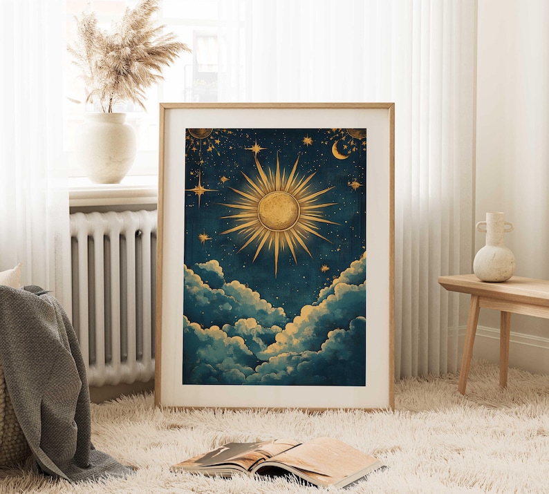 K&ouml;nnte beinhalten: Ein gerahmter Druck mit Vintage-&Auml;sthetik, der eine gro&szlig;e goldene Sonne mit strahlenden Strahlen vor einem dunkelblauen Hintergrund mit wei&szlig;en Wolken und Sternen zeigt.