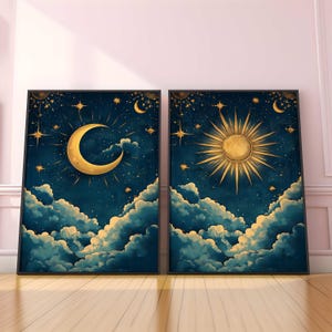 K&ouml;nnte beinhalten: Zwei gerahmte Drucke mit einem himmlischen Thema. Der erste Druck zeigt einen Halbmond mit Sternen auf einem dunkelblauen Hintergrund mit wei&szlig;en Wolken. Der zweite Druck zeigt eine Sonne mit Strahlen auf einem dunkelblauen Hintergrund mit wei&szlig;en Wolken.