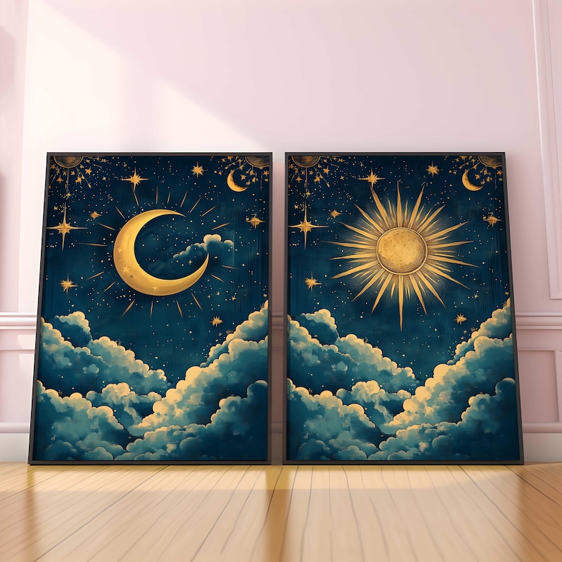 K&ouml;nnte beinhalten: Zwei gerahmte Drucke mit einem himmlischen Thema. Der erste Druck zeigt einen Halbmond mit Sternen auf einem dunkelblauen Hintergrund mit wei&szlig;en Wolken. Der zweite Druck zeigt eine Sonne mit Strahlen auf einem dunkelblauen Hintergrund mit wei&szlig;en Wolken.
