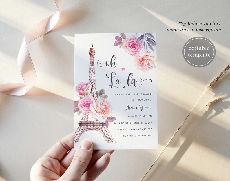Op de afbeelding: Een afdrukbare babyshower-uitnodiging met een aquarel-illustratie van de Eiffeltoren met roze rozen en de tekst "Oh La La" in een handschrift. De uitnodiging bevat de tekst "Join us for a baby shower honoring Amber Brown, August 25 at 2 PM, 156 Paris St. Austin, TX 63547, RSVP to Sarah at 645-837, Registered at Amazon."