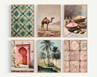 Può includere: Set di sei stampe artistiche incorniciate con dipinti ad acquerello. Le stampe raffigurano una varietà di scene, tra cui un cammello in un paesaggio desertico, ciotole di ingredienti, una porta ad arco rosa e piastrelle decorative. La tavolozza dei colori include verdi, marroni e rosa.