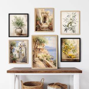 Peut inclure: Un ensemble de six peintures &agrave; l'aquarelle encadr&eacute;es repr&eacute;sentant des sc&egrave;nes italiennes. Les peintures repr&eacute;sentent un citronnier, des branches d'olivier, un chemin de pierre menant &agrave; un b&acirc;timent avec une arche et une vue sur une ville c&ocirc;ti&egrave;re avec une mer bleue.