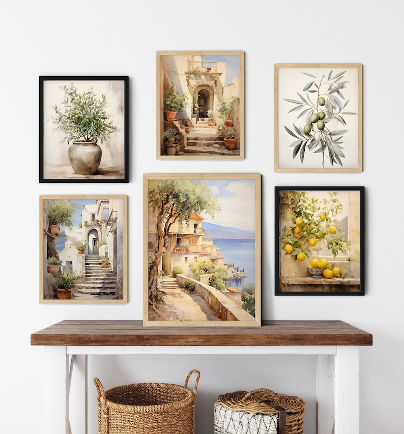 Peut inclure: Un ensemble de six peintures &agrave; l'aquarelle encadr&eacute;es repr&eacute;sentant des sc&egrave;nes italiennes. Les peintures repr&eacute;sentent un citronnier, des branches d'olivier, un chemin de pierre menant &agrave; un b&acirc;timent avec une arche et une vue sur une ville c&ocirc;ti&egrave;re avec une mer bleue.