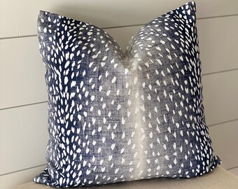 Funda de almohada Vern Yip Antílope: Cojín de diseño azul marino
