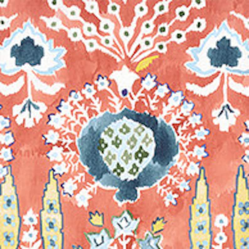 K&ouml;nnte beinhalten: Ein roter Hintergrund mit einem blauen, gr&uuml;nen und wei&szlig;en Blumenmuster. Das Muster zeigt stilisierte Blumen, Bl&auml;tter und Ranken.