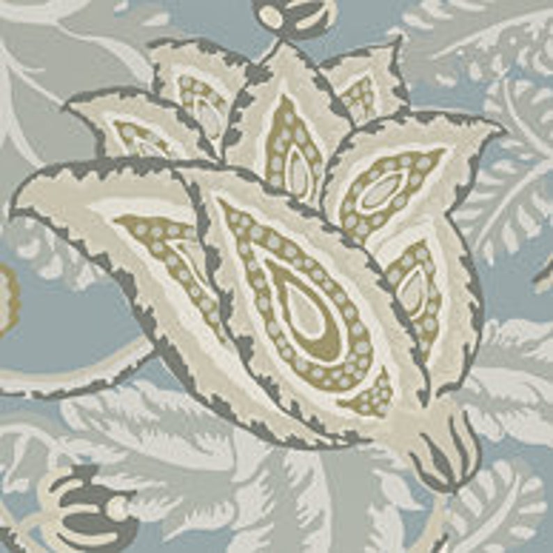 Pu&ograve; includere: Un tessuto con motivo paisley blu e grigio con un design floreale.
