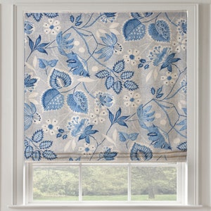 Anna French Indienne Hazel Roman Shade in verschiedenen Farben erhältlich / abgebildet in Blau und Weiß