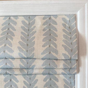 Schumacher Woodperry Roman Shade in Blau Abgebildet