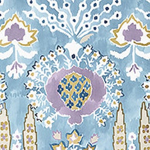 K&ouml;nnte beinhalten: Ein blauer Hintergrund mit einem floralen Muster in den Farben Lila, Wei&szlig; und Gold. Das Muster zeigt stilisierte Blumen und Bl&auml;tter.