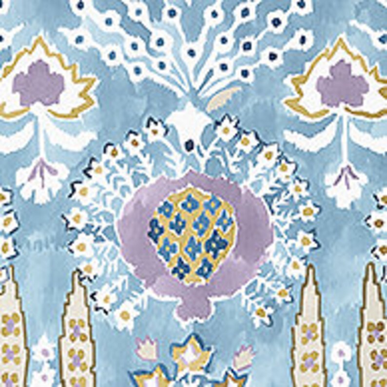 K&ouml;nnte beinhalten: Ein blauer Hintergrund mit einem floralen Muster in den Farben Lila, Wei&szlig; und Gold. Das Muster zeigt stilisierte Blumen und Bl&auml;tter.