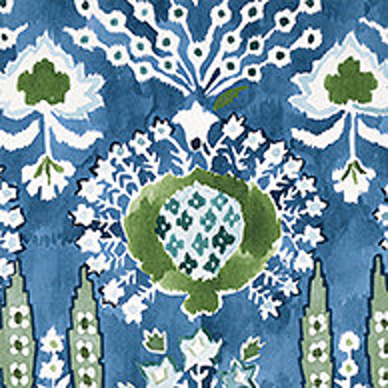 K&ouml;nnte beinhalten: Ein blaues und gr&uuml;nes Blumenmuster mit wei&szlig;en Akzenten. Das Muster erinnert an einen traditionellen persischen Teppich.