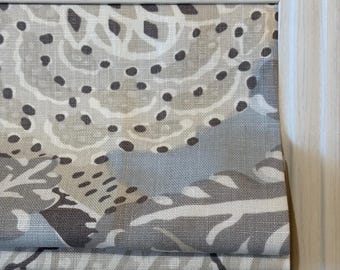 Cortina romana Thibaut Mitford Se muestra en aguamarina Otros colores disponibles