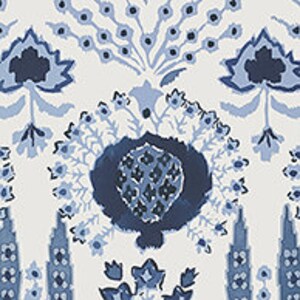 K&ouml;nnte beinhalten: Blauer und wei&szlig;er Stoff mit floralem Muster und einem sich wiederholenden Design aus stilisierten Blumen und Bl&auml;ttern.