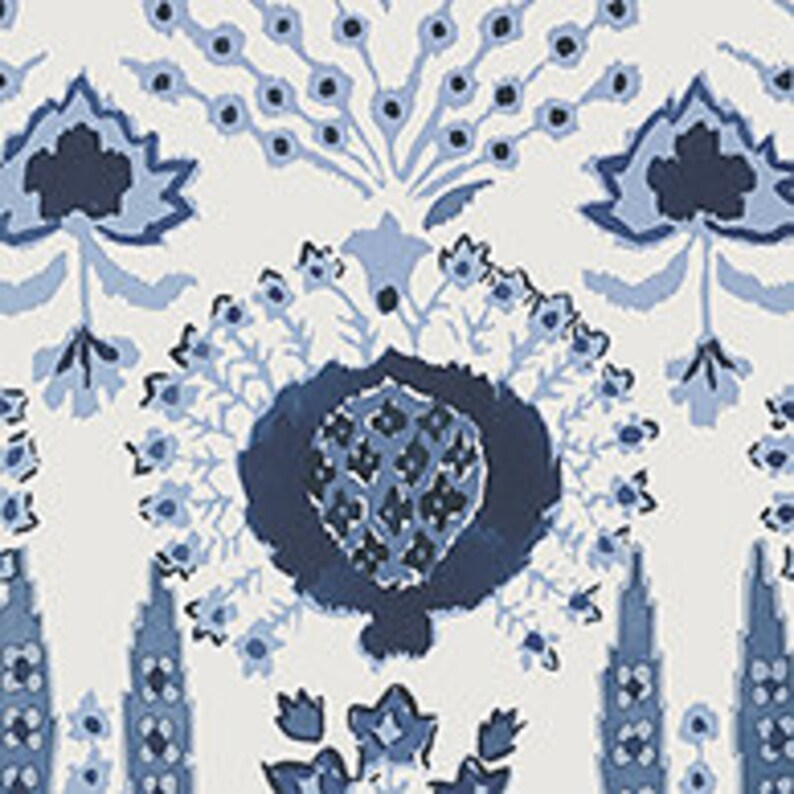 K&ouml;nnte beinhalten: Blauer und wei&szlig;er Stoff mit floralem Muster und einem sich wiederholenden Design aus stilisierten Blumen und Bl&auml;ttern.