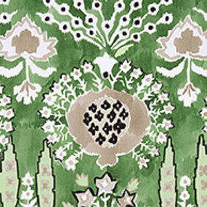 K&ouml;nnte beinhalten: Ein gr&uuml;nes und braunes Blumenmuster mit einem gro&szlig;en Granatapfel in der Mitte. Das Muster wiederholt sich auf wei&szlig;em Hintergrund.