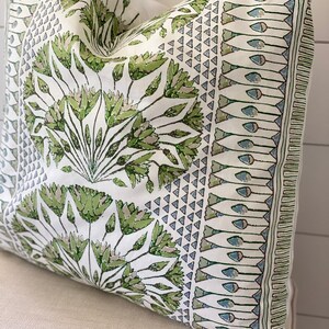 Anna French Cairo örngott: Grönt och vitt designerprydnadskudde bild 10