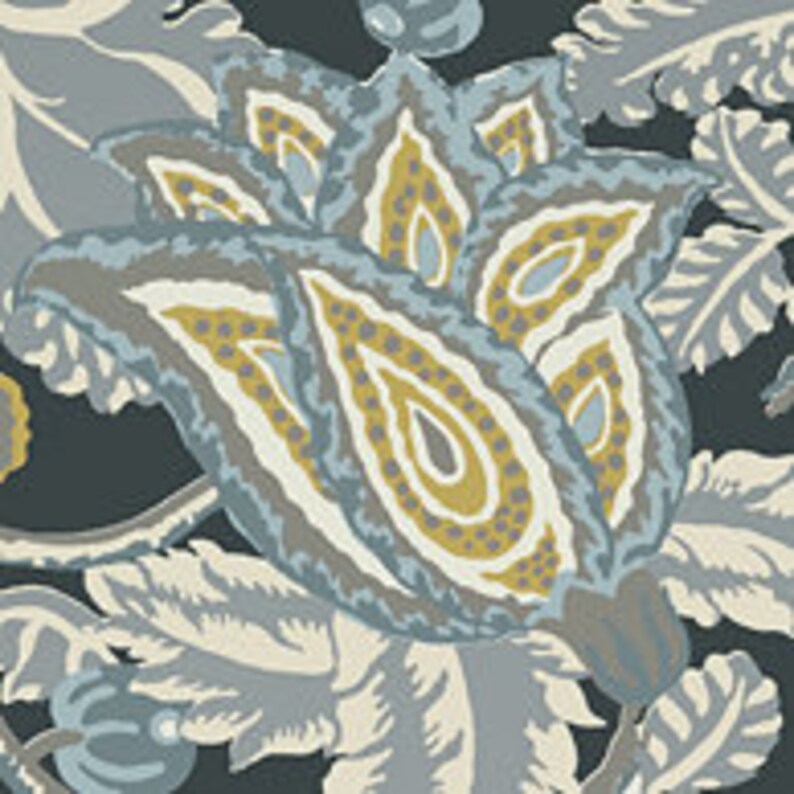 Pu&ograve; includere: Un tessuto floreale blu scuro con un motivo ripetitivo di fiori stilizzati in tonalit&agrave; di blu, grigio e giallo. I fiori hanno un design di tipo paisley e sono circondati da foglie.
