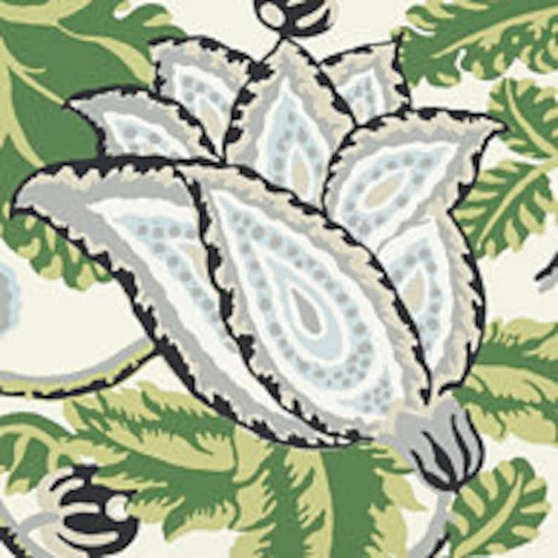 Pu&ograve; includere: Uno sfondo bianco con un grande disegno floreale grigio e blu. Il fiore ha un contorno nero ed &egrave; circondato da foglie verdi.