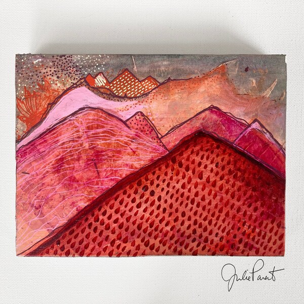 Petites montagnes roses oeuvre originale peinte à l’acrylique sur panneau de bois 6x8 pouces rouge gris texturé horizon