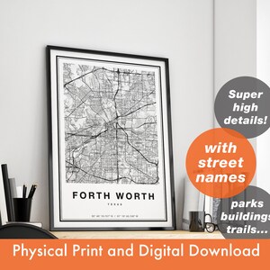 Op de afbeelding: Een zwart-witte kaartprint van Fort Worth, Texas, met straatnamen, parken, gebouwen en paden. De print is ingelijst en hangt aan een muur.