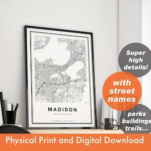 Puede incluir: Una impresión de mapa en blanco y negro de Madison, Wisconsin, con nombres de calles, parques, edificios y senderos. La impresión está enmarcada y colgada en una pared. El texto "Super high details!" y "with street names" está escrito en círculos rojos. El texto "parks buildings trails..." está escrito en un círculo gris. El texto "Physical Print and Digital Download" está escrito en naranja en la parte inferior de la imagen.