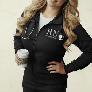 Veste brodée pour le secteur de la santé | Veste personnalisée pour infirmière | Tous titres et désignations médicales