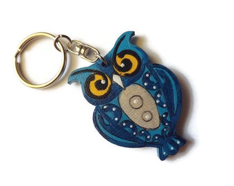 Porte-clés hibou bleu, cadeau de porte-clés personnalisé en bois découpé au laser funky peint à la main pour les amoureux des hiboux, charme bohème en bois