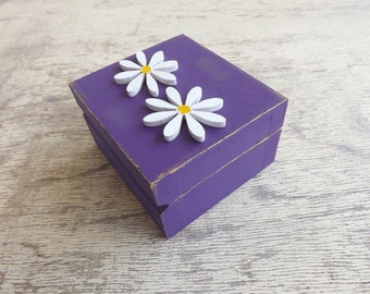 Wood tiny box with Daisy Flower, hand-painted custom wooden small treasure jewelry box, wood little floral chest ring for girl