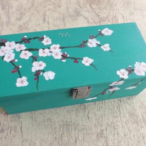 Teebox aus Holz mit Kirschblüte, kleine Schmuckkiste, handbemalte Schmuckbox, personalisiertes Geschenk für Teeliebhaber, Teebeutelhalter
