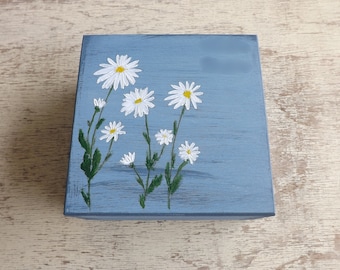 Petite boîte en bois avec Daisyflowers, peinture à la main coffre personnalisé boîte à souvenirs en bois, cadeau personnalisé pour petite amie nouvelle maison